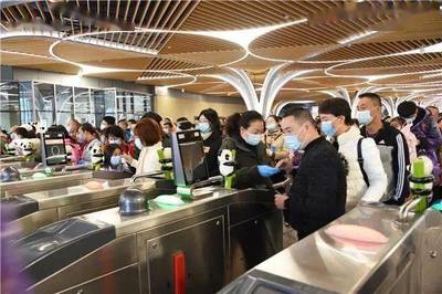 情暖雙節路 志愿伴你行——假日旅游服務中的暖心力量